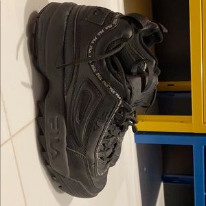 All black platform fila’s